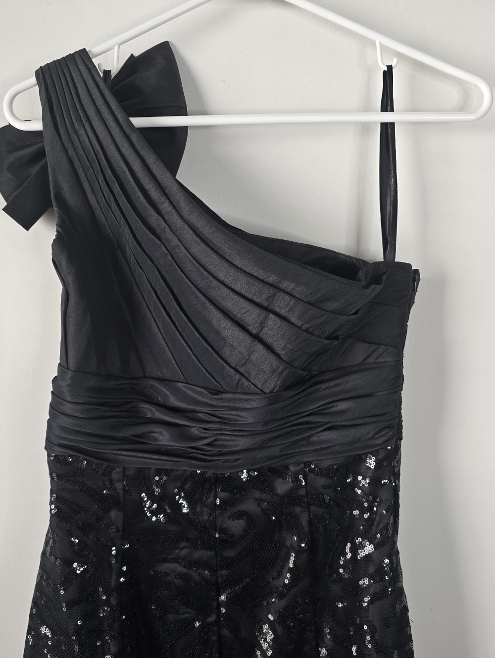 Tony Bowls La Gala Black Sequin Pleated One Shoulder Formal Gown 4 Mermaid Hem - Picture 7 of 16